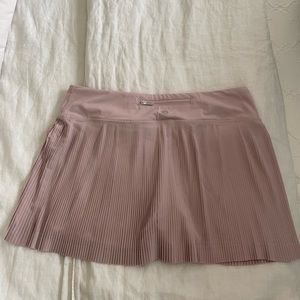 Never worn/new size 8 pink lulu pleated skirt! Not online/rare find! Mid rise!